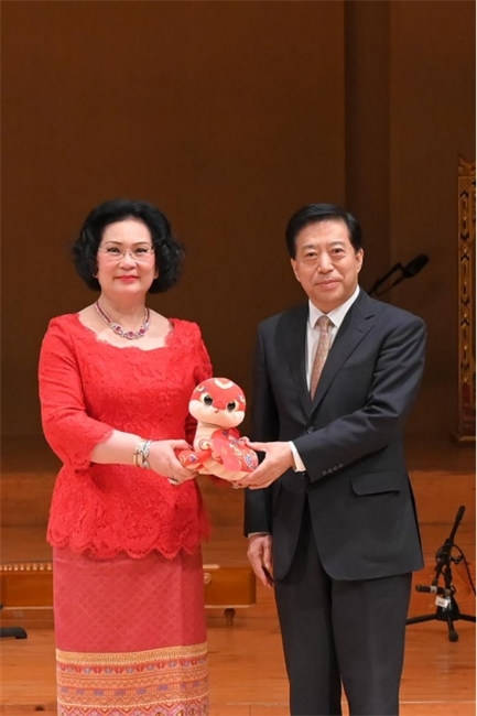 中國駐泰國大使韓志強(qiáng)與國際奧委會委員、泰國愛樂樂團(tuán)董事會主席坤仁帕塔瑪共同出席音樂會。主辦方供圖