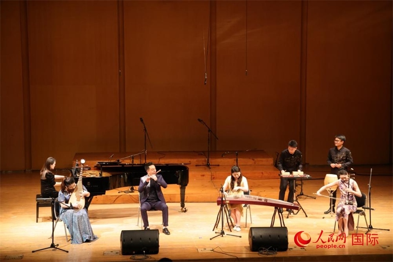 來自云南藝術(shù)學(xué)院的音樂家在演奏《金蛇狂舞》。人民網(wǎng)記者 楊一攝