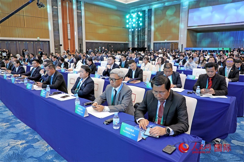 這是1月16日在南寧國際會展中心拍攝的“世界市長對話·南寧”活動現(xiàn)場。人民網(wǎng)記者 趙益普攝