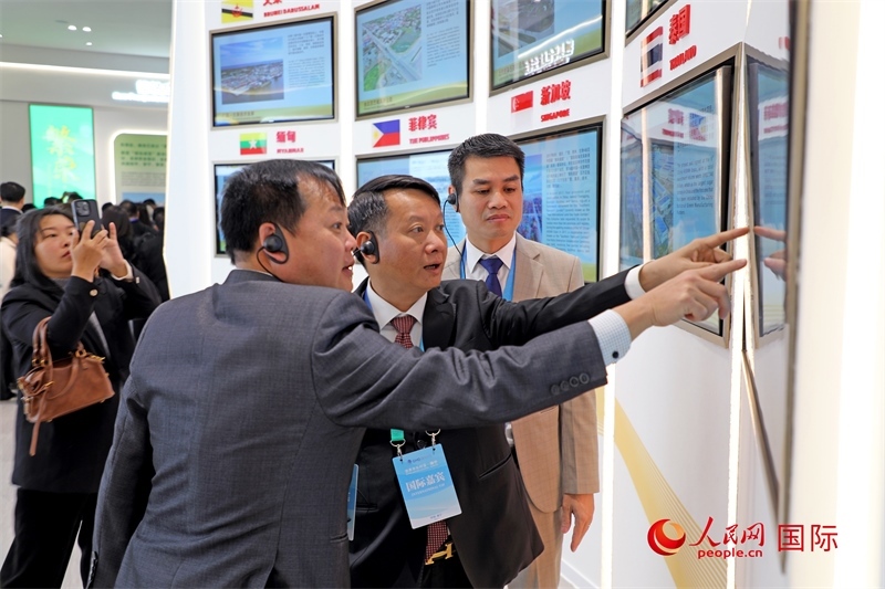 越南參會代表在南寧國際會展中心參觀。人民網(wǎng)記者 趙益普攝