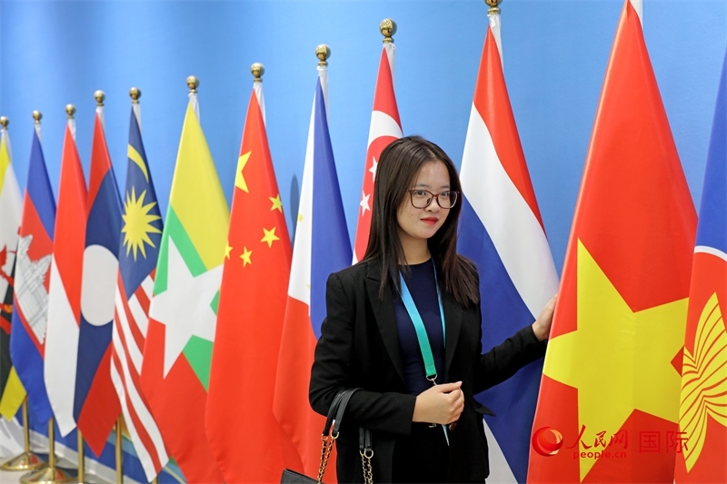 越南芒街市參會代表在南寧國際會展中心參觀。人民網(wǎng)記者 趙益普攝