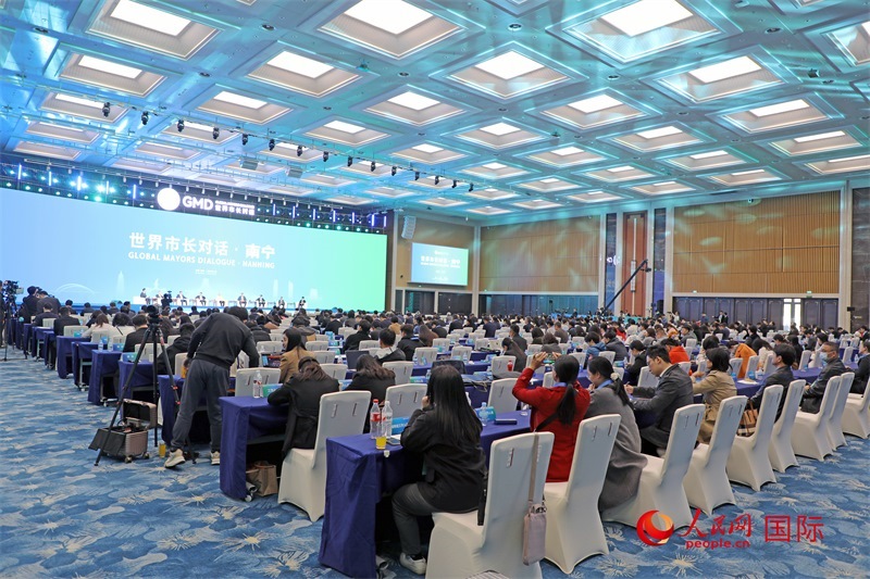 這是1月16日在南寧國際會展中心拍攝的“世界市長對話·南寧”活動現(xiàn)場。人民網(wǎng)記者 趙益普攝