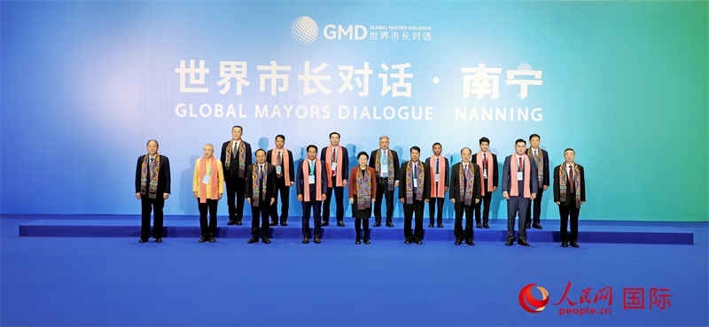 在南寧國際會展中心金桂花廳外，參加活動的中國和東盟國家市長合影留念。人民網(wǎng)記者 趙益普攝