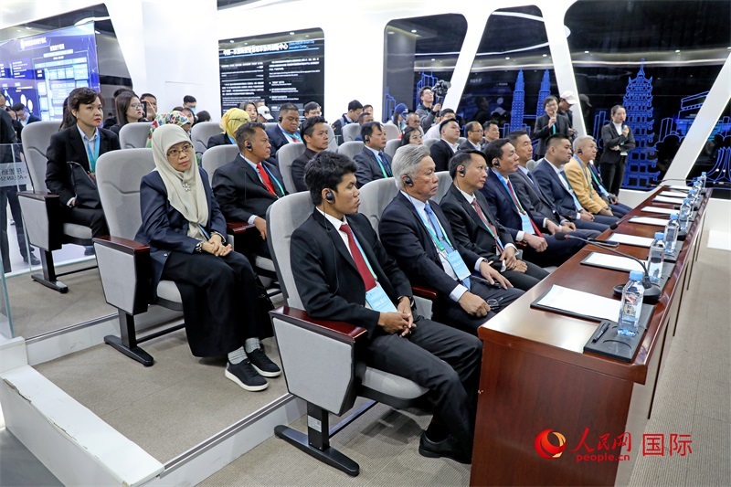 參加活動的東盟國家市長在中國—東盟新型智慧城市協(xié)同創(chuàng)新中心參觀調(diào)研。人民網(wǎng)記者 趙益普攝