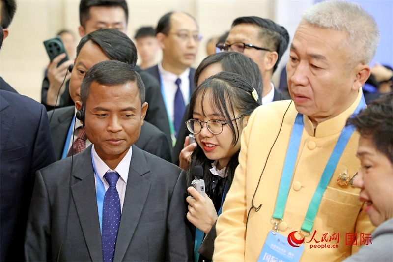 東盟國家市長在觀看、體驗?zāi)蠈幏沁z展示。人民網(wǎng)記者 趙益普攝