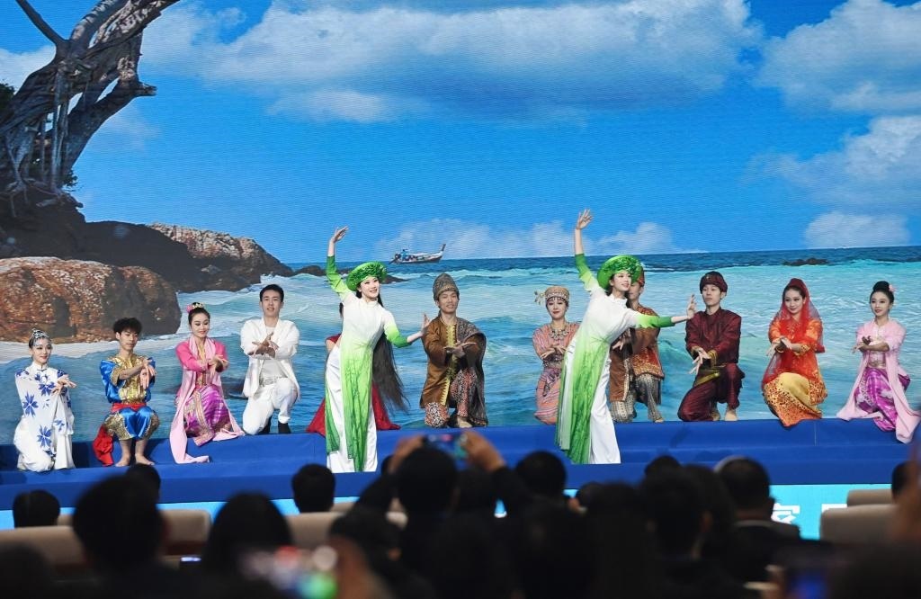 這是1月16日，在南寧國(guó)際會(huì)展中心，演員在“世界市長(zhǎng)對(duì)話·南寧”活動(dòng)間隙表演節(jié)目。新華社記者 陸波岸 攝