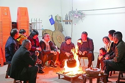 為討論蜜梨產(chǎn)業(yè)發(fā)展事宜，鸕鳥鎮(zhèn)開展“圍爐夜話”。資料圖片