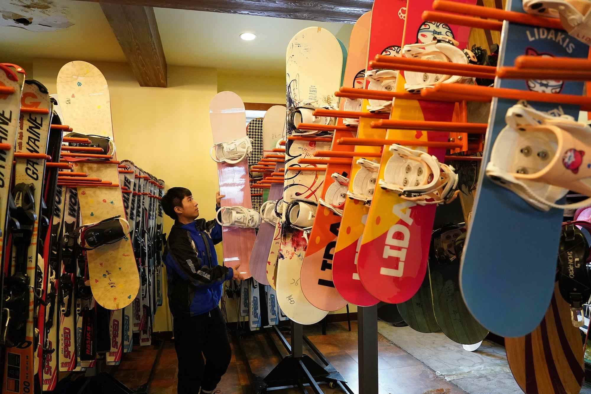 海拉爾滑雪場，工作人員在整理雪具