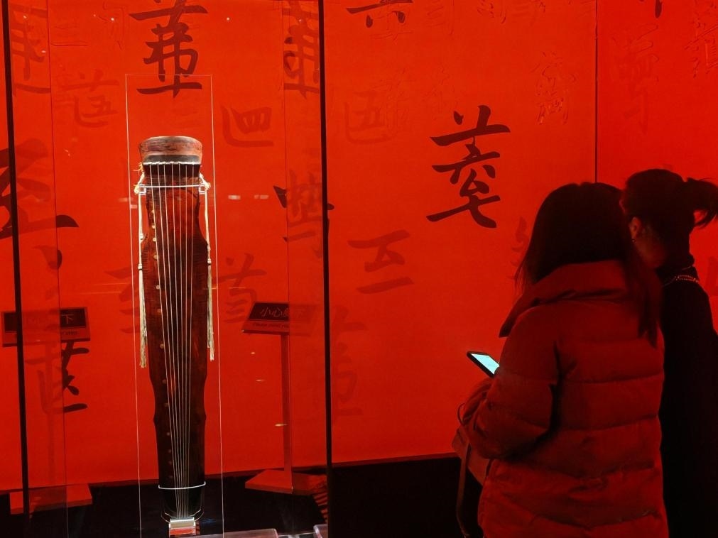 近日，在浙江省博物館之江館區(qū)，故宮博物館收藏的唐“大圣遺音”琴在“‘故宮·茶世界’觀茶——茶文化精品展”展出。新華社記者 馮源 攝