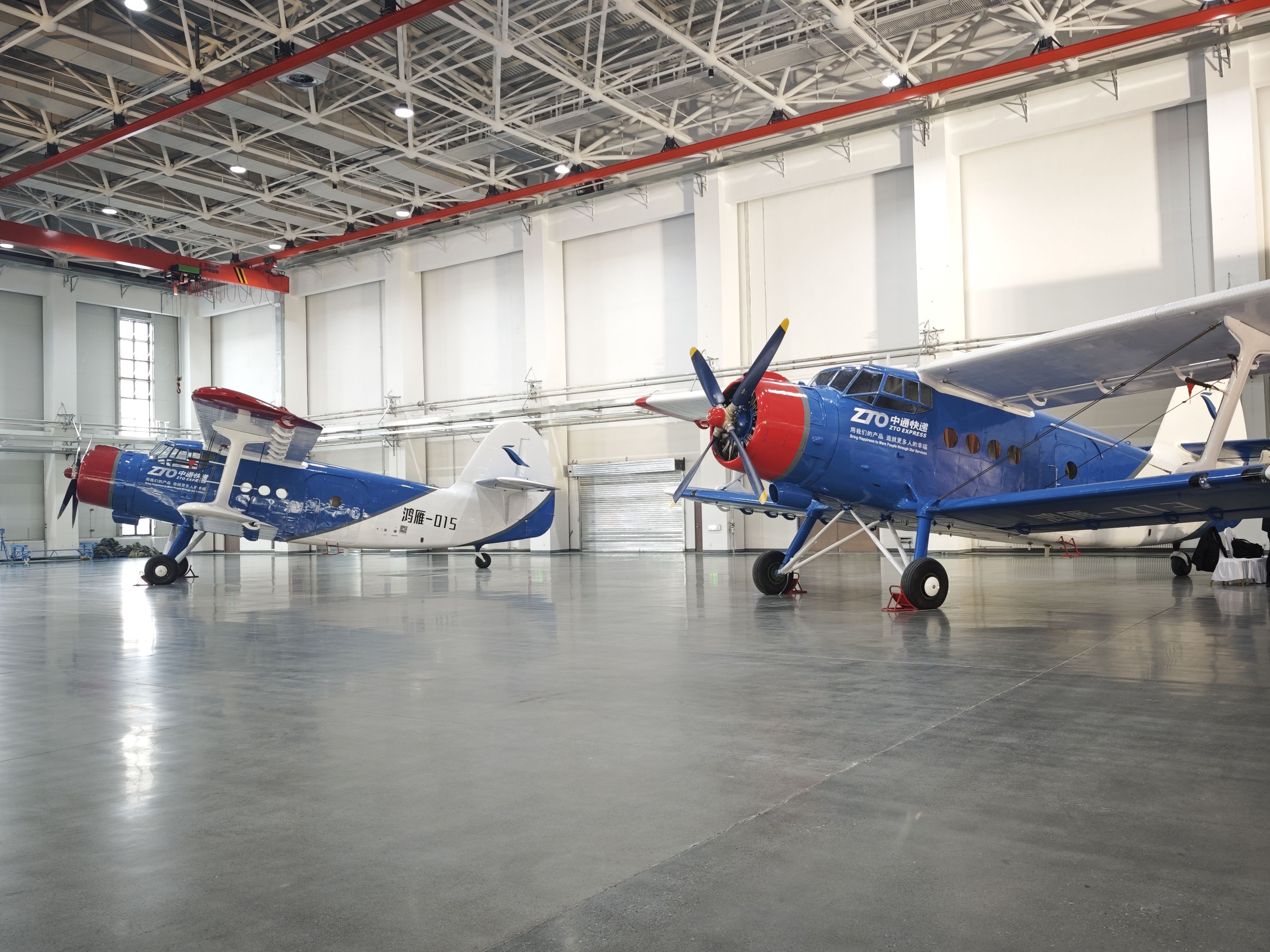 1月20日，停放在交付現(xiàn)場的大型無人機鴻雁（HY100）。新華社記者 茍立鋒 攝