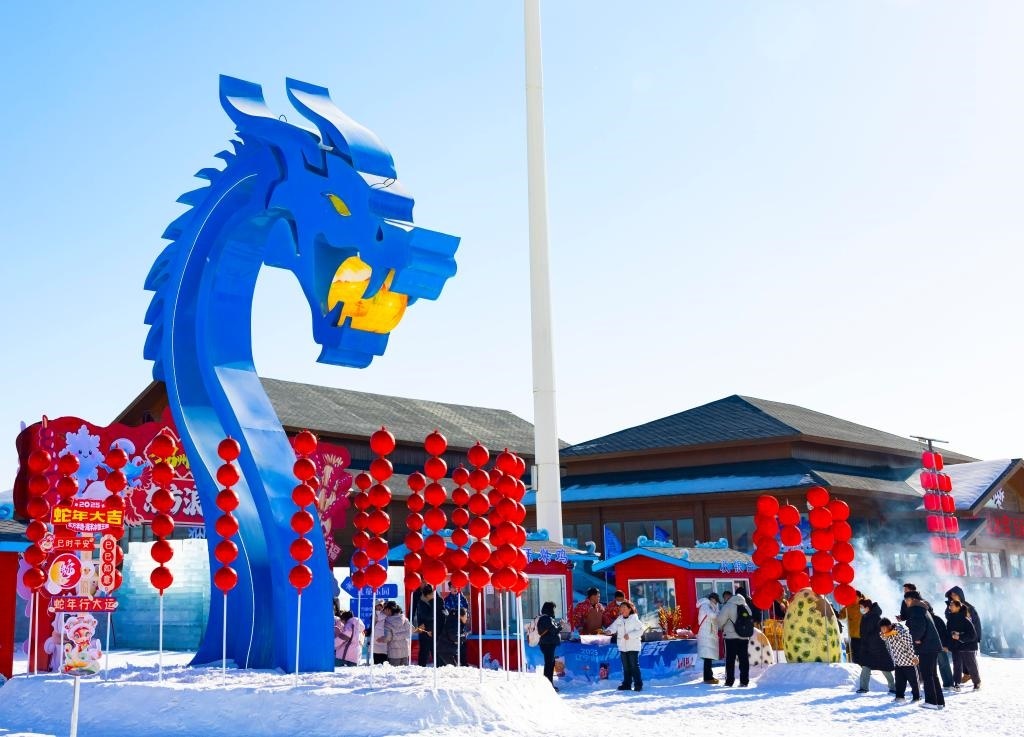 2025年1月，游客在遼寧錦州東方華地城海洋冰雪王國內(nèi)游覽。新華社發(fā)