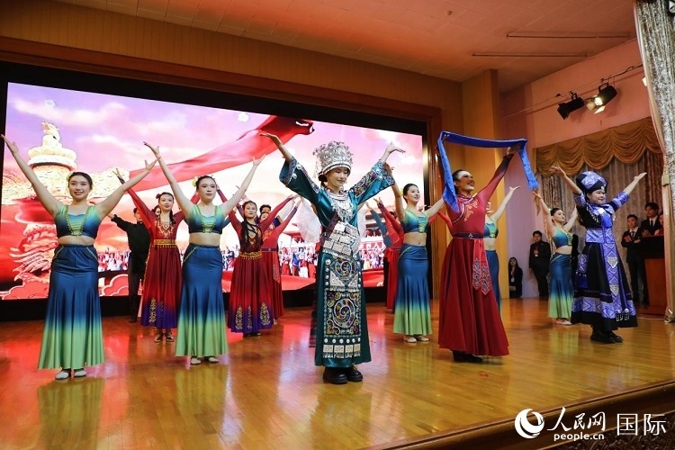 留俄學(xué)生進(jìn)行民族舞表演。人民網(wǎng)記者 隋鑫攝