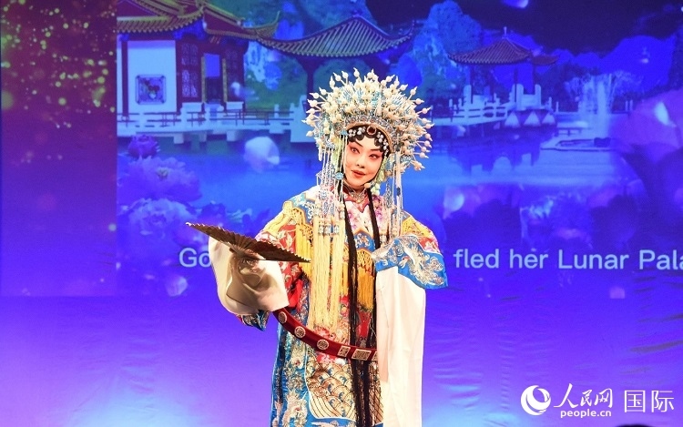 京劇經(jīng)典選段《貴妃醉酒》。人民網(wǎng)記者 殷淼攝