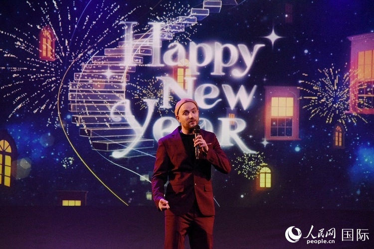 瑞典籍歌手天木演唱歌曲《Happy New Year》。人民網(wǎng)記者 殷淼攝