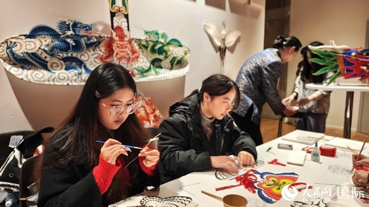 體驗(yàn)非遺文化“制作小風(fēng)箏”。人民網(wǎng)記者 殷淼攝