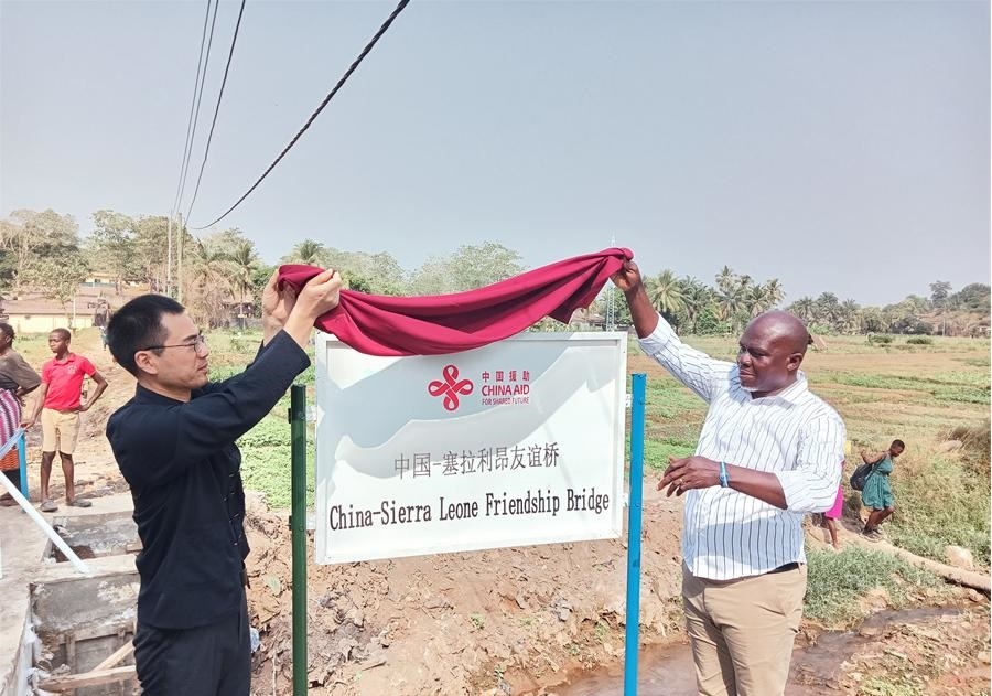 中國(guó)駐塞拉利昂大使王擎（左）和博城市市長(zhǎng)穆薩（右）為中國(guó)—塞拉利昂友誼橋揭牌。中國(guó)援塞農(nóng)業(yè)專家組供圖