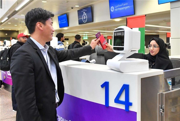 1月22日，迪拜免稅店聯(lián)合迪拜移民局向入境中國旅客贈送新年賀禮。迪拜移民局供圖