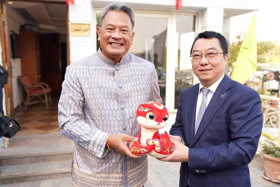 中國駐埃及使館參贊兼開羅中國文化中心主任張易向塔納瓦大使贈送2025“歡樂春節(jié)”吉祥蛇。開羅中國文化中心供圖