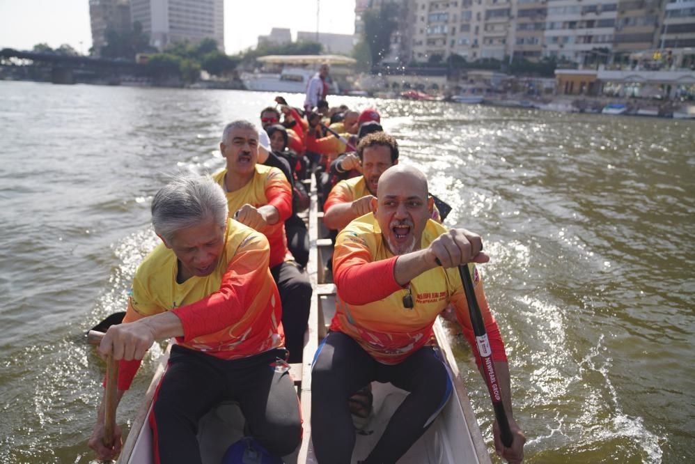 活動現(xiàn)場龍舟競技，共慶春節(jié)。開羅中國文化中心供圖