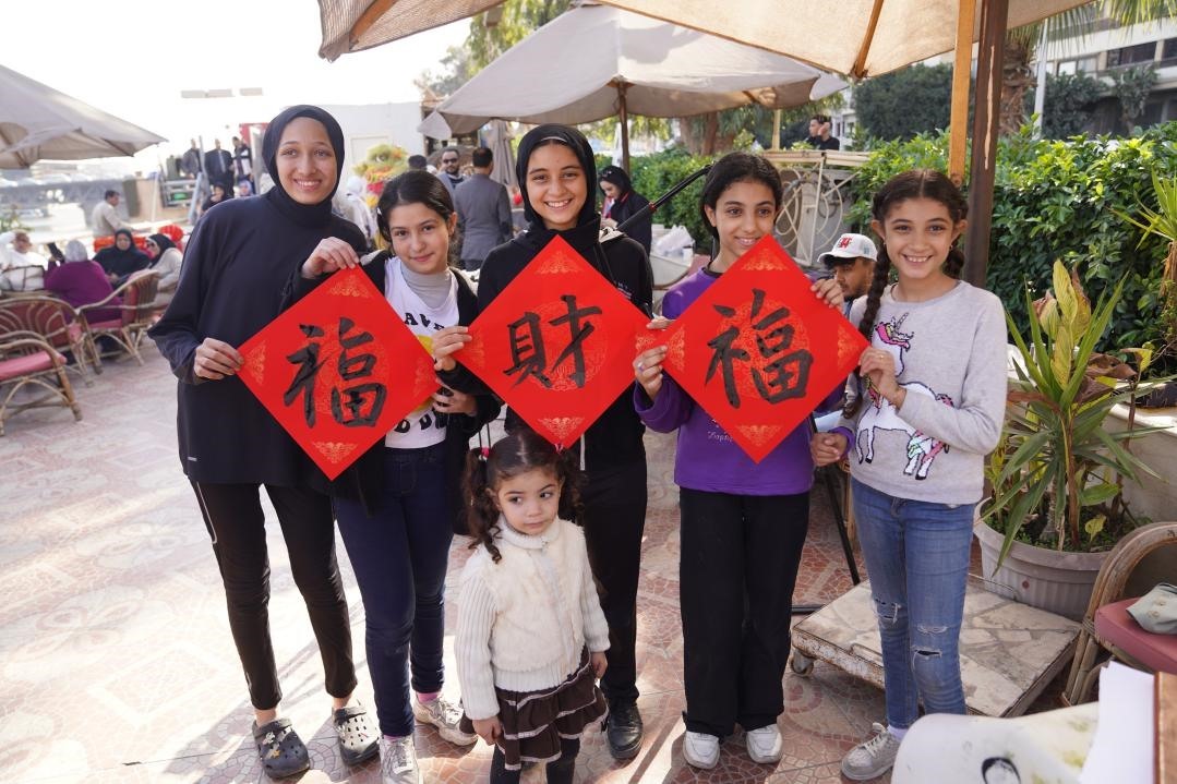 埃及民眾參與中國文化體驗活動。開羅中國文化中心供圖