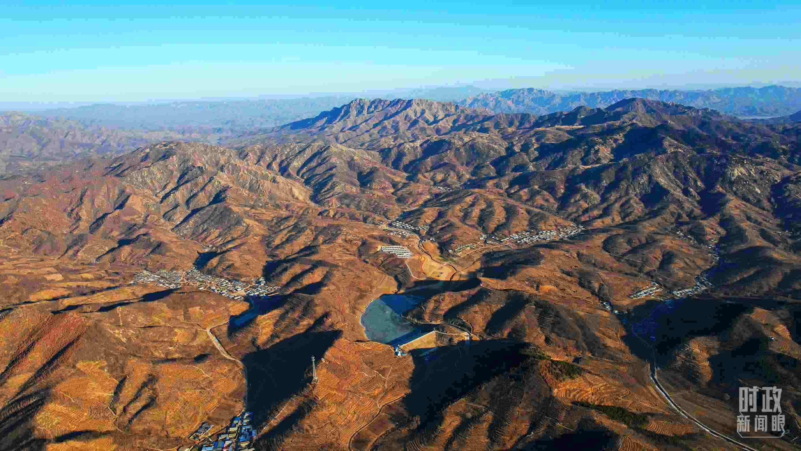 俯瞰祝家溝村。（總臺央視記者范凱拍攝）