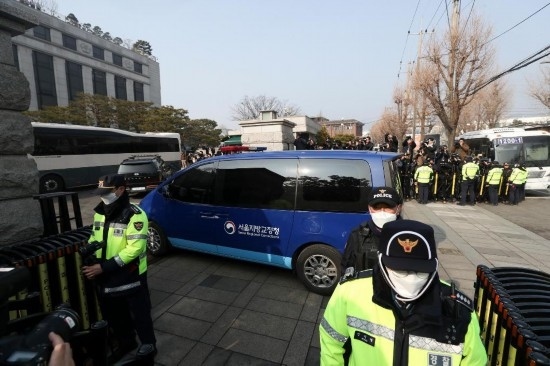  1月21日，尹錫悅乘坐的車輛進入韓國首爾的憲法法院。新華社記者姚琪琳攝
