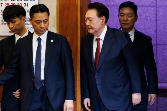  1月23日，尹錫悅（右二）在韓國首爾憲法法院出席總統(tǒng)彈劾案庭審。新華社發(fā)（Pool圖片，曹城凖攝）