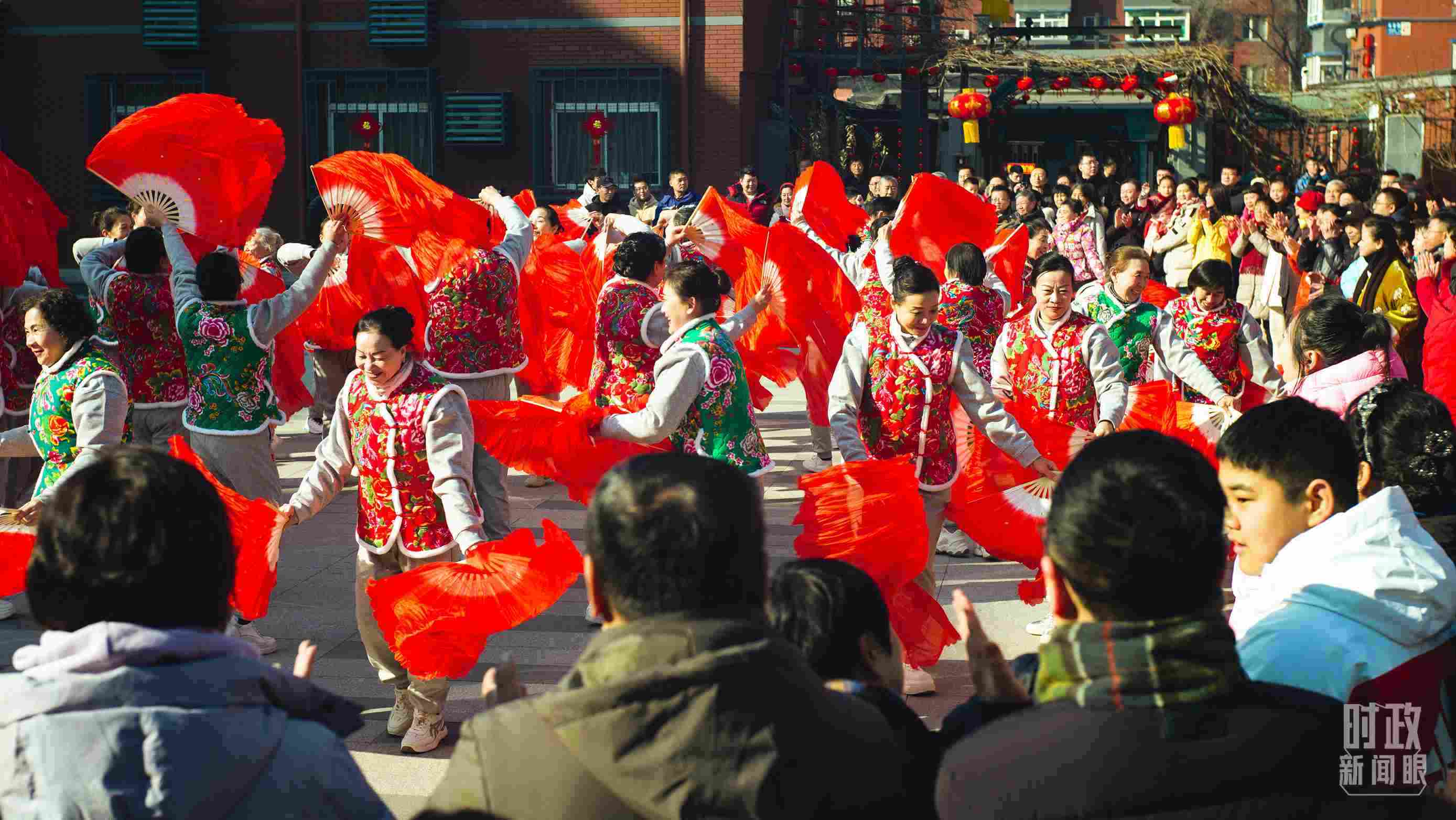 長安小區(qū)文化廣場上，居民們扭起歡快的秧歌。（總臺央視記者彭漢明拍攝）