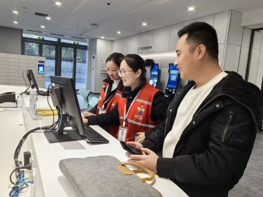 工作人員幫助企業(yè)辦理遷移申請網上填報。圖片來源：浙江衢州市市場監(jiān)督管理局