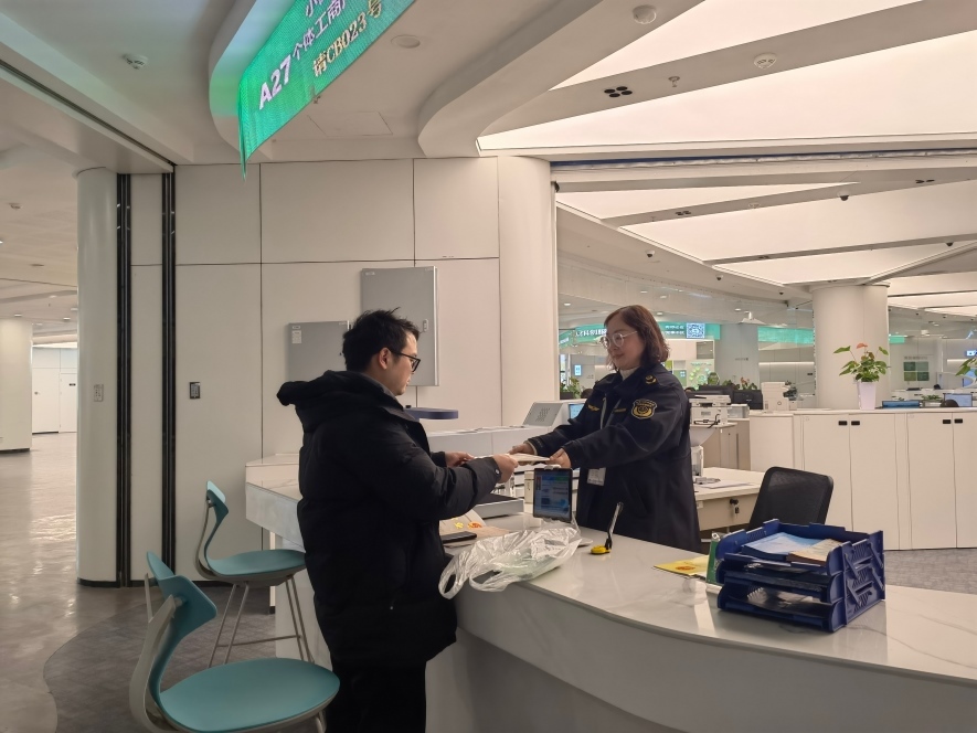 企業(yè)在出證窗口“一站式”領取變更后的營業(yè)執(zhí)照。圖片來源：浙江衢州市市場監(jiān)督管理局