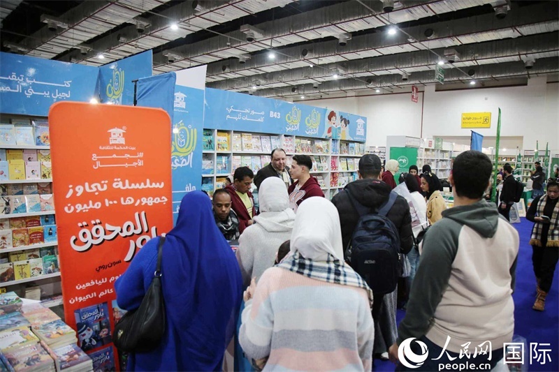 觀眾參觀書展展臺。人民網(wǎng)記者 黃培昭攝