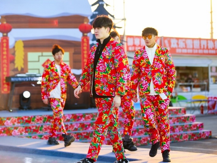 東北滑雪走秀現(xiàn)場。人民網(wǎng)記者 許維娜攝