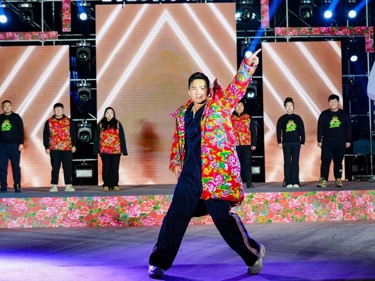 健身教練劉畊宏耐心帶領(lǐng)現(xiàn)場以及線上的朋友們進(jìn)行熱身。人民網(wǎng)記者 許維娜攝