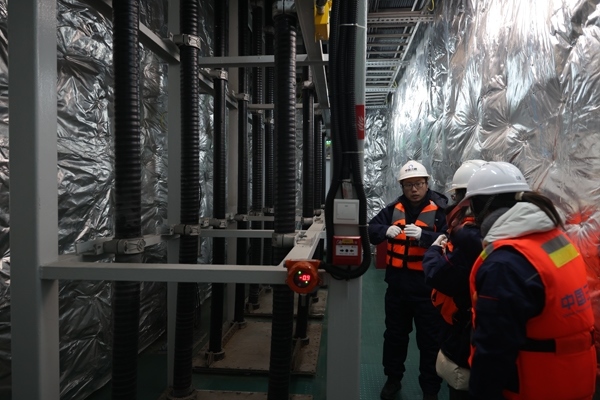 運(yùn)維人員在風(fēng)電場海上升壓站上進(jìn)行巡視檢查。受訪者供圖