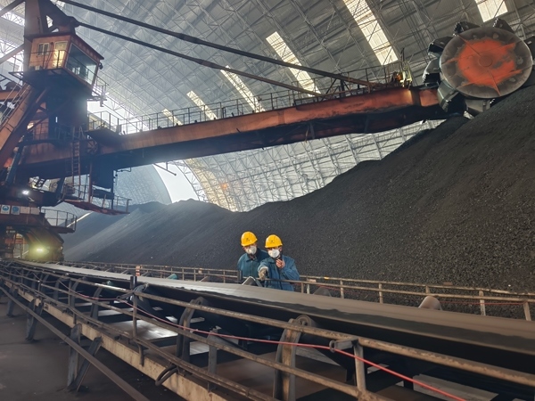 趙善國（右）和同事對電廠煤場進(jìn)行巡檢。受訪者供圖