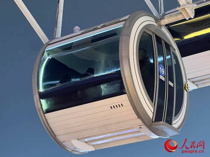 安裝了四要素微型氣象站的摩天輪轎廂。人民網(wǎng) 高清揚攝