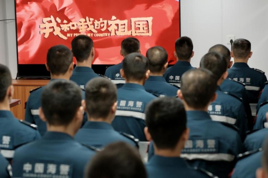 1月25日，中國海警海鷗艦組織艦上執(zhí)法員觀看紅色電影。