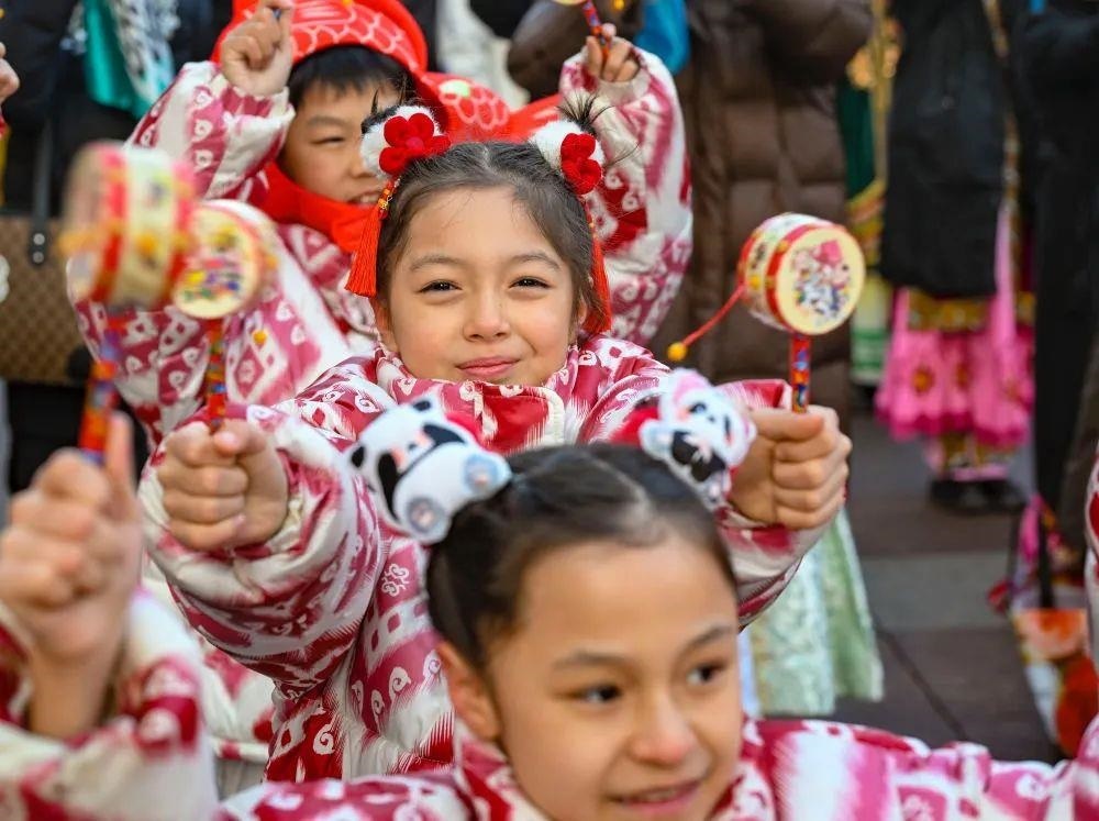 △新疆大巴扎社火迎新春，孩子們在現(xiàn)場表演。