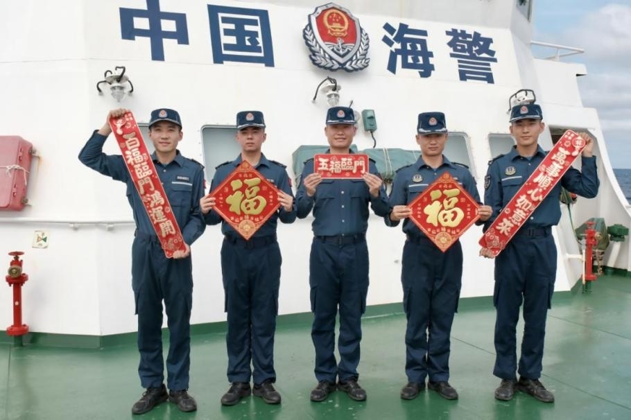 1月27日，中國海警海鷗艦執(zhí)法員們展示春聯(lián)福字，慶祝農(nóng)歷春節(jié)。