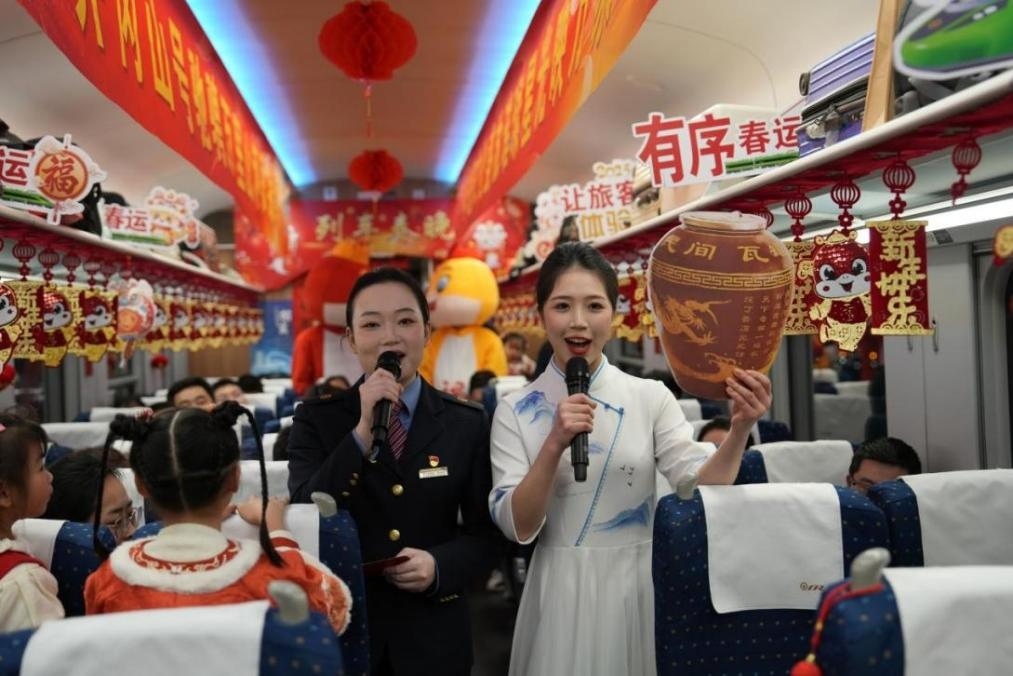 列車(chē)乘務(wù)員向旅客介紹江西美食——瓦罐湯。人民網(wǎng) 歐陽(yáng)易佳攝