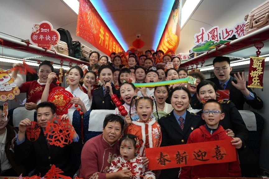 全體演職人員與旅客大合影。人民網(wǎng) 歐陽(yáng)易佳攝