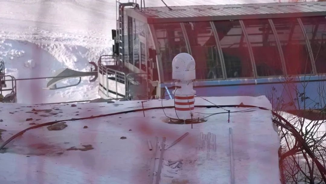 設在坡面障礙技巧和大跳臺雪道旁的激光測風雷達。氣象部門供圖
