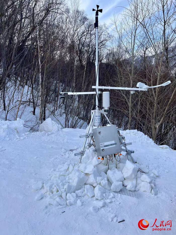 設置在賽道附近的便攜式自動氣象站。人民網(wǎng) 高清揚攝