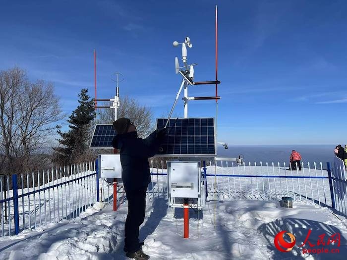 工作人員正在對氣象設備進行日常維護。人民網(wǎng) 高清揚攝