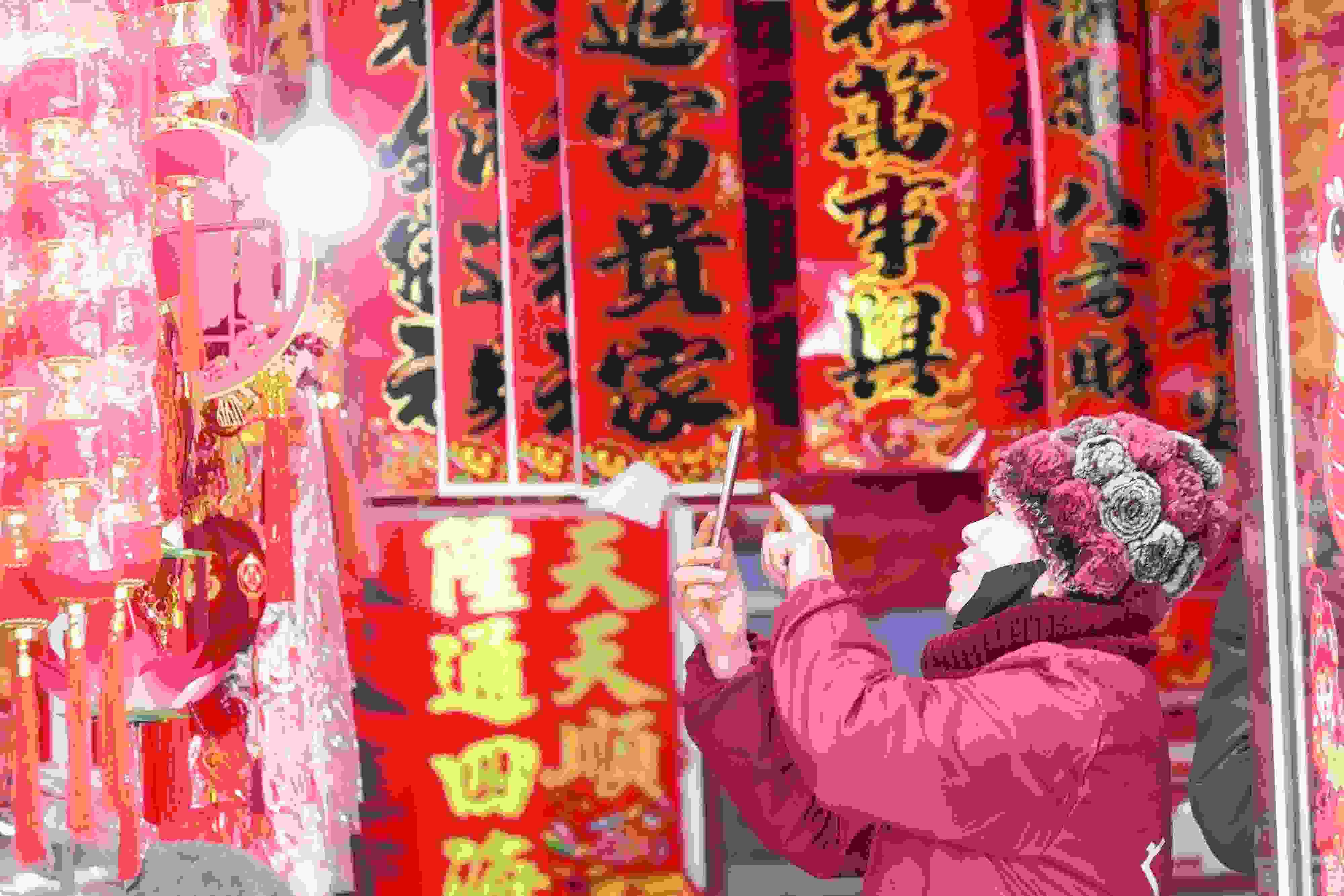 2025年1月5日，在山東省高密市夏莊鎮(zhèn)東李家村，商戶通過手機(jī)在網(wǎng)上推銷新春飾品。