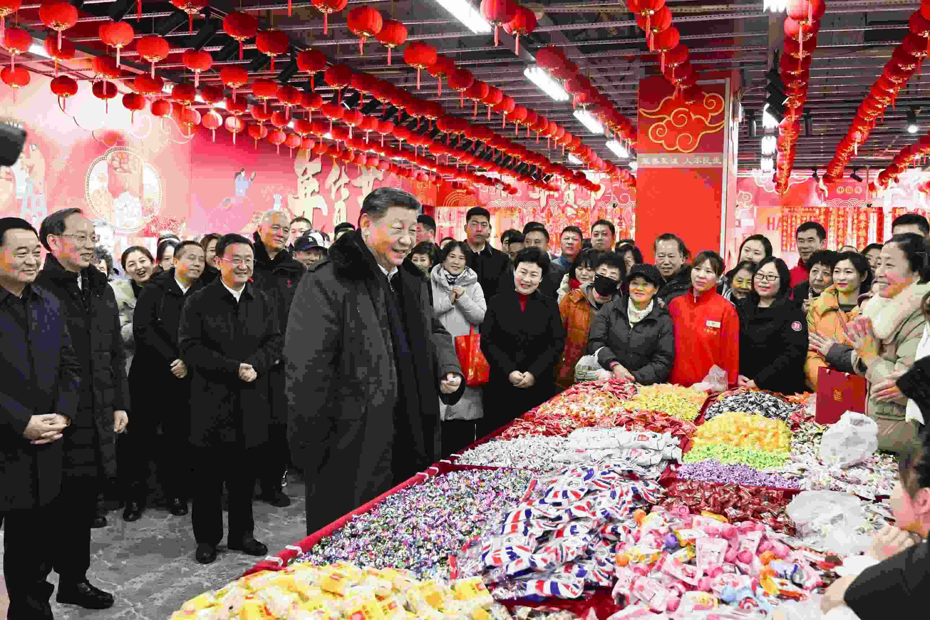 2025年1月23日，習近平總書記在遼寧沈陽大東副食品商場考察時，同店主和顧客親切交流，向大家致以新春祝福。