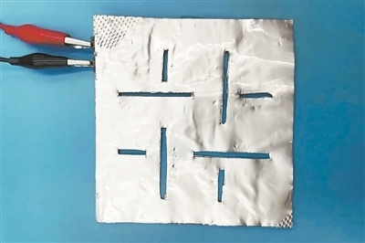 帶有矩形孔的袋式電池。圖片來(lái)源：英國(guó)《新科學(xué)家》雜志網(wǎng)站