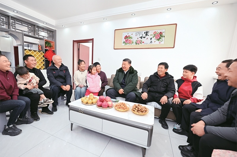 2025年1月22日至24日，中共中央總書記、國家主席、中央軍委主席習(xí)近平冒著嚴(yán)寒來到遼寧，看望慰問基層干部群眾。這是22日下午，習(xí)近平在葫蘆島市綏中縣明水滿族鄉(xiāng)祝家溝村考察時(shí)，同村民王寶維一家圍坐一起拉家常。 新華社記者 謝環(huán)馳/攝