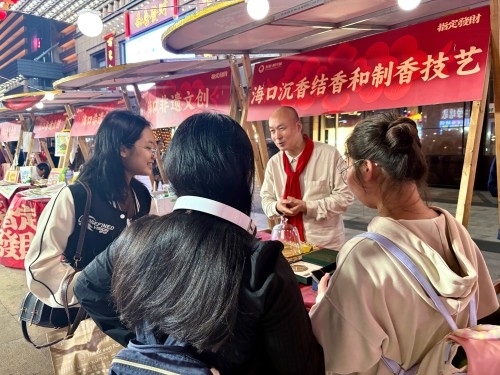 魏希望在非遺集市上介紹沉香。人民網(wǎng) 陳葉欣攝