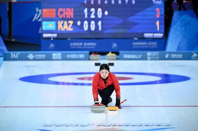 2月4日，中國隊選手韓雨在比賽中擲壺。新華社記者 江漢 攝
